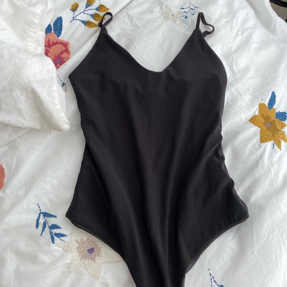 Windsor Store basic v neck bodysuit 🖤
